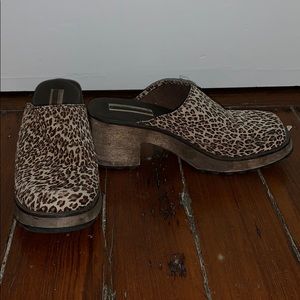 90s/Y2K Leopard Print Clogs